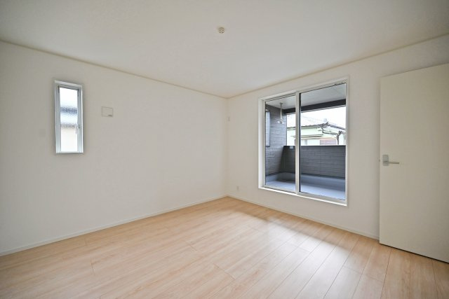 クレイドルガーデン山田3丁目新築一戸建て│4LDK+駐車駐輪の寝室|2階主寝室想定に入ってすぐの内観写真です。 2面採光の為、採光通風ともに良好です。