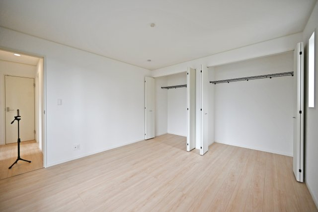 クレイドルガーデン山田3丁目新築一戸建て│4LDK+駐車駐輪の収納|-主寝室(2F)- 収納庫内には枕棚とハンガーレールを配置しています。 限られた収納スペースでもすっきりと片付けることが出来ます。