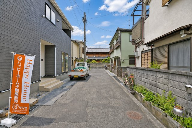 クレイドルガーデン山田3丁目新築一戸建て│4LDK+駐車駐輪の前面道路含む現地写真|前面道路幅員は西側に約4.9ｍ幅です。