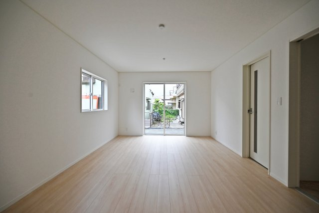 クレイドルガーデン山田3丁目新築一戸建て│4LDK+駐車駐輪の居間・リビング|1階LDKをダイニング側から正面に撮影した内観写真です 。 未就学児も含む4人家族がゆとりをもって過ごすには十分の1棟です。