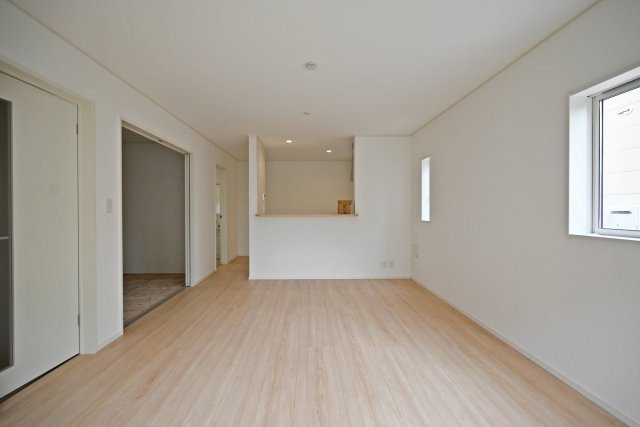 クレイドルガーデン山田3丁目新築一戸建て│4LDK+駐車駐輪のダイニング|1階LDKをリビング側から撮影した内観写真です。ナチュラルテイストな内装はどんな家具も合わせやすく、お好みのインテリアコーディネートをお楽しみいただけます。