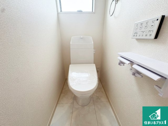 ●3(土)4(日)現地見学可能！　奈良市東九条町のトイレ|1・2階の2ヶ所にあるので、朝の忙しい時間の順番待ちもなく、深夜の利用にも大変便利です。