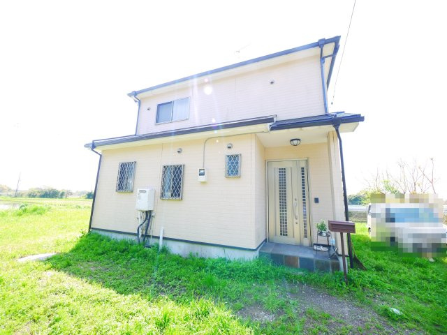 茂原市千町　中古戸建の外観|平成19年12月築　4LDK  駐車2台  近隣に家がなく自然豊かな閑静な立地です。システムキッチン