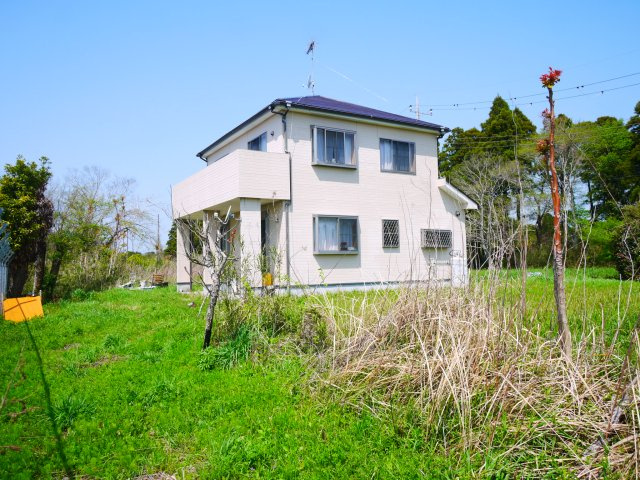 茂原市千町　中古戸建の外観|平成19年12月築　4LDK  駐車2台  近隣に家がなく自然豊かな閑静な立地です。システムキッチン