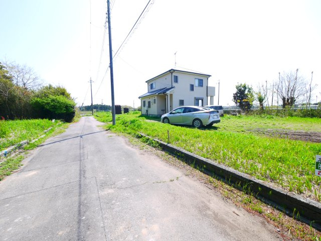 茂原市千町　中古戸建の前面道路含む現地写真|平成19年12月築　4LDK  駐車2台  近隣に家がなく自然豊かな閑静な立地です。システムキッチン