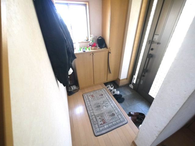 茂原市千町　中古戸建の玄関|平成19年12月築　4LDK  駐車2台  近隣に家がなく自然豊かな閑静な立地です。システムキッチン