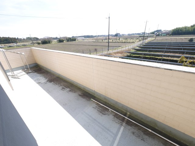 茂原市千町　中古戸建のバルコニー|平成19年12月築　4LDK  駐車2台  近隣に家がなく自然豊かな閑静な立地です。システムキッチン