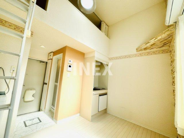 横浜市神奈川区入江１丁目のアパートの居間・リビング