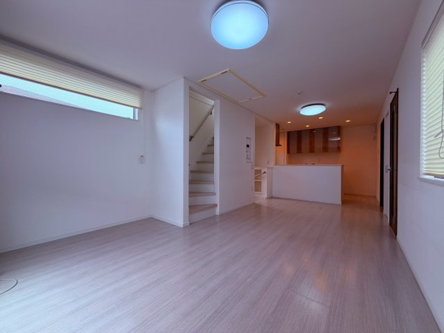 【居間・リビング】 | 練馬区旭町１丁目　中古戸建て | 家族が自然と集まりたくなる、開放感あふれる心地よいLDK
