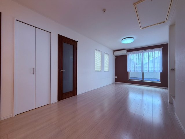 【居間・リビング】 | 練馬区旭町１丁目　中古戸建て | 明るい陽光が差し込む、家族との時間を楽しめるゆとりの住空間