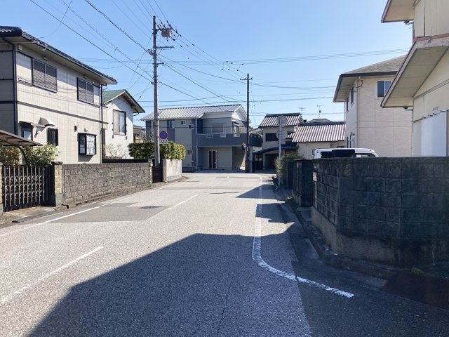 【並列駐車3台×4LDK】高知市瀬戸東町3丁目建売1の前面道路含む現地写真|ゆとりある全面道路。運転の苦手な方も安心です♪