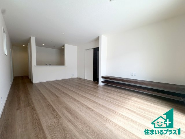 ●奈良市東九条町　第21期　新築戸建ての居間・リビング|シンプルなリビングは、観葉植物等のインテリアを楽しめますね！パパ好みにも、ママ好みにも家具次第で雰囲気を変えることができます！