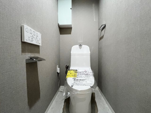 クリオ富士見台壱番館のトイレ|トイレも新規交換につき快適です
アクセントクロスを施し上質な空間を演出
備品などの収納に便利な収納庫を設置しています