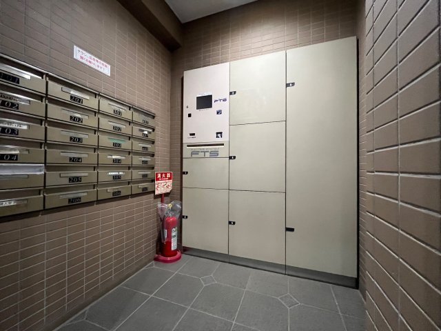 クリオ富士見台壱番館の設備|【宅配ボックス】
エントランスにはお留守の時に便利な宅配ボックス付です
ネット注文などが増え必須の仕様設備となっております