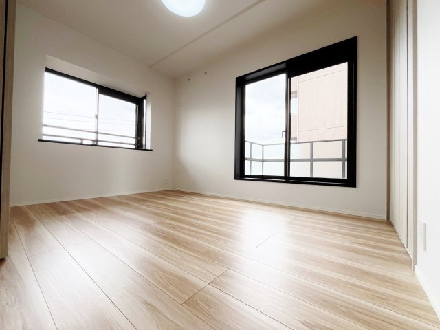 クリオ富士見台壱番館の洋室|2面開口の明るく快適な6帖洋室
南と西に大きなサッシを設けてます
大きな掃き出し窓からルーフバルコニーに動線がつながります