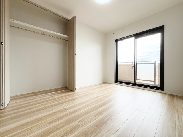 クリオ富士見台壱番館の洋室|形な6帖洋室は家具のレイアウトもしやすいです
南向きの明るく快適なお部屋
大きな掃き出し窓からバルコニーに動線がつながります