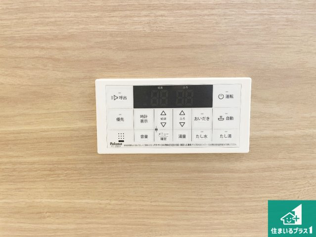 尼崎市梶ケ島　第2期　新築一戸建てのキッチン|リビングと統一感があり、使い勝手のいいキッチン。広々としているので、二人並んで作業が出来ちゃいます。お子様と一緒に色々なお料理に挑戦できるスペースがあります。