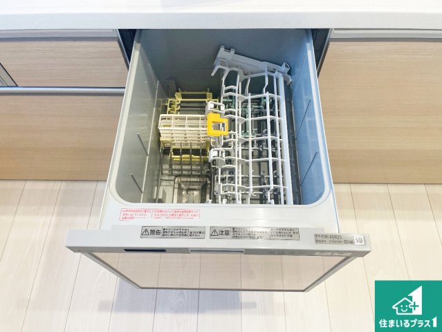 ■尼崎市梶ケ島　第2期　新築一戸建ての設備|食事後の一仕事、食器洗いをボタン一つでお任せできちゃいます！場所を取らないビルトイン式なので、お料理スペースもしっかり確保！