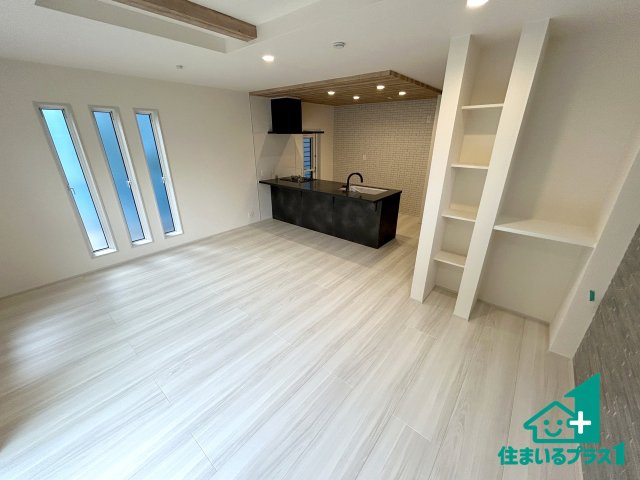 ●31(土)1(日)3(祝)現地説明会　奈良市鳥見町　限定1邸の居間・リビング|日当たり良好の明るいリビングで朝の目覚めもスッキリできそう！対面キッチンでご家族のコミュニケーションも自然と増える設計！小さなお子様が遊ぶスペースを作っても広々とくつろげるLDK！