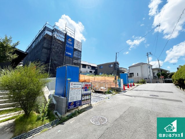 ●12(土)13(日)現地説明会　奈良市鳥見町　限定1邸の前面道路含む現地写真|周辺は閑静な住宅街です。前面道路もしっかりと有りますので車の出し入れも安心ですよ！