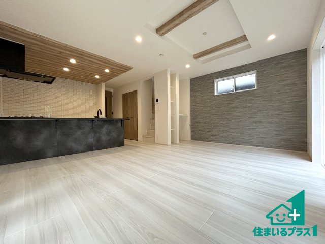 ●31(土)1(日)3(祝)現地説明会　奈良市鳥見町　限定1邸の居間・リビング|シンプルなリビングは、観葉植物等のインテリアを楽しめますね！パパ好みにも、ママ好みにも家具次第で雰囲気を変えることができます！
