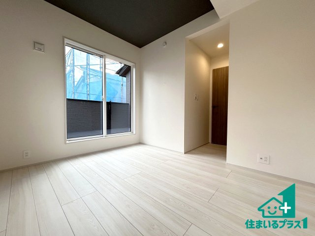 ●31(土)1(日)3(祝)現地説明会　奈良市鳥見町　限定1邸の洋室|シンプルな洋室は、自分好みのインテリアが楽しめます♪ご家族とインテリアや家具を選びに行くのは入居時の醍醐味の一つです。ぜひお楽しみください♪