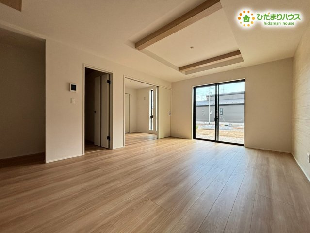 深谷市天神町　新築一戸建て　グラファーレ　01の居間・リビング|お部屋の隅々まで自然光が広がる明るいリビングダイニング！家族みんなが自然と集まりたくなる居心地の良い空間です☆ダイニングテーブルや大きなソファもゆったり配置でき、団らんの時間を快適に楽しめます！
