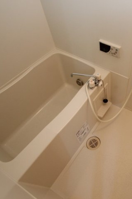 【浴室】 | サンバロン | ※同建物ほかのお部屋の写真です。