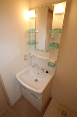 【独立洗面台】 | サンバロン | ※同建物ほかのお部屋の写真です。