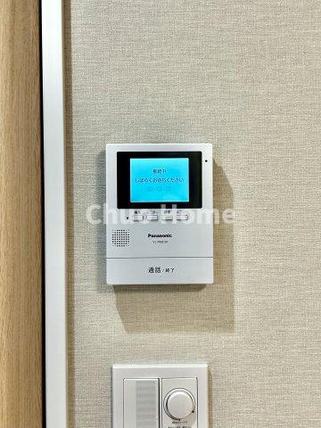 朝日プラザ八広のセキュリティ|【モニターホン】誰が来たかすぐにわかるカラーモニター付きインターホン。通話ボタンを押すまでは室内の音は漏れていませんので相手を確かめてから応対できます。