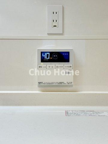 朝日プラザ八広の発電・温水設備|【給湯リモコン】外での一日を忘れさせてくれるオートバス機能でお好みの湯量・温度に調整された浴槽。