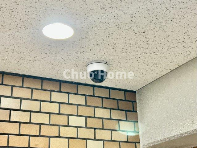 朝日プラザ八広の防犯設備|【防犯カメラ】何かあった時の大事な証拠になることももちろんなりますが、防犯というくらいですので大事なのは防犯カメラがあることによって抑止力につながることですよね。