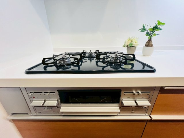 【キッチン】 | 板橋区赤塚４丁目　中古戸建て | 火力調整がしやすく、日々の調理を快適にサポートするガスコンロ