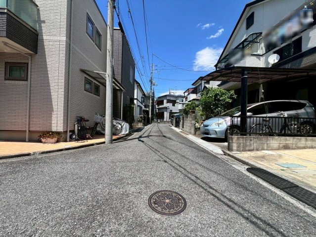 【前面道路含む現地写真】 | 板橋区赤塚４丁目　中古戸建て | 見通しの良い前面道路で、安心して通行できる住環境です