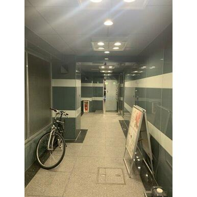 関内DOMONビルのエントランス