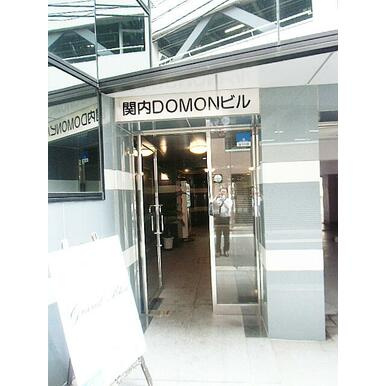 関内DOMONビルのエントランス
