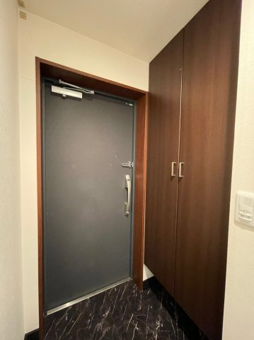 ピアッツァレント今井町の玄関|大容量のシューズボックス付き玄関