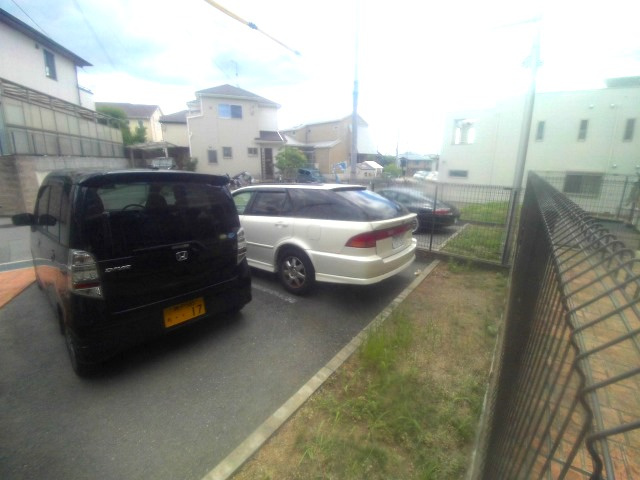 ルマージュ神戸5番館の駐車場