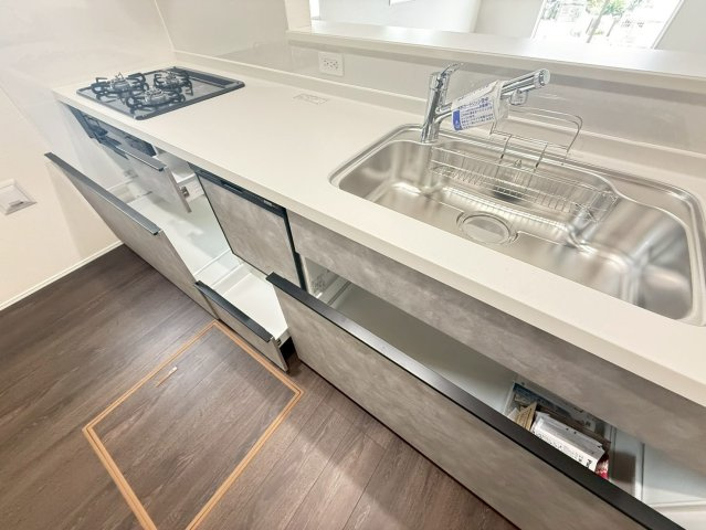 ★★南城市玉城親慶原-2号棟（全2棟）のキッチン|コンパクトなキッチンで掃除もラクラク