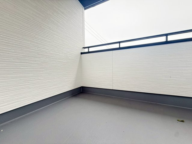 ★★南城市玉城親慶原-1号棟（全2棟）のバルコニー|お洗濯にも便利なバルコニー付き