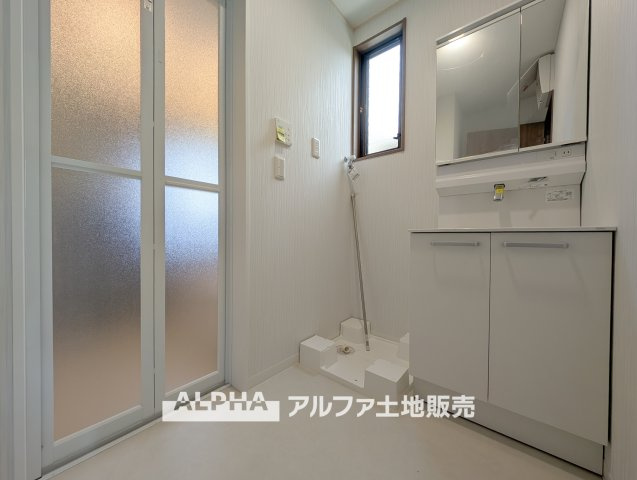 東京都小平市大沼町5丁目のランドリースペース|【Laundry space】
◆ランドリースペース◆広々した空間で雨の日でも十分に洗濯物を乾かすことが出来ます。バスルームには浴室換気乾燥機も付いているので重宝しますね。