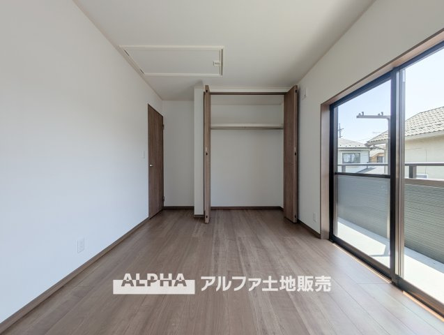 東京都小平市大沼町5丁目の収納|【bright room】
◆明るさを感じる洋室◆やわらかな光が室内に広がり、日中も快適に過ごせる一室。プライベート空間として落ち着いた時間を過ごせます。