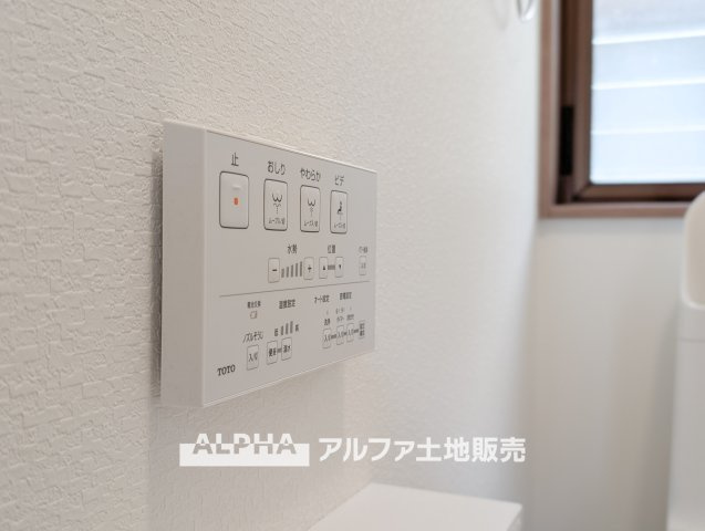 東京都小平市大沼町5丁目のトイレ|【Warm water flush toilet】
◆温水洗浄便座付きトイレ◆お掃除も楽々。快適に過ごすためには今や欠かせない設備の一つです。壁掛けリモコンで使いやすくいつでも清潔に保てます。