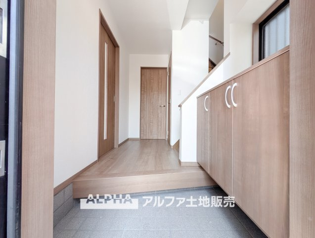 東京都小平市大沼町5丁目の玄関|【Welcome Space】
◆玄関◆帰宅時にほっとできる、穏やかな空気感の玄関。整った空間が日々の切り替えを自然にサポートし、来客時にも好印象を与えます。