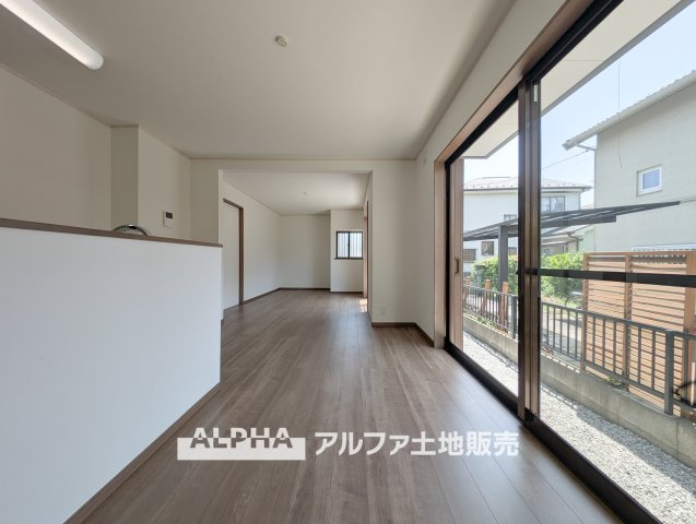 東京都小平市大沼町5丁目の居間・リビング|【cozy living】
◆休日は◆仕事から切り離された家族の為だけの場所でゆっくりくつろぎたい。趣味や、習い事で休日を過ごすも楽しいが、結局はここが安らげる。
