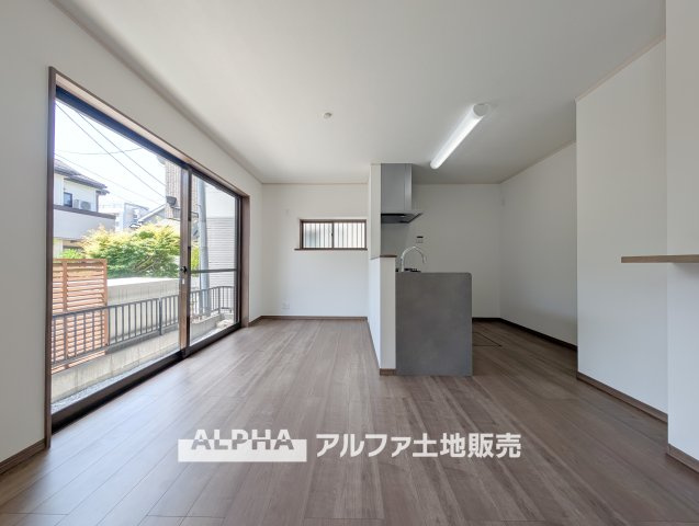 東京都小平市大沼町5丁目の居間・リビング|【A warm space】◆心をほどく場所◆
ゆったりとした空間に包まれ、誰かを迎えることが日常になる住まい。
この環境で暮らすうちに、時間の使い方も、人との距離感も変わっていく。