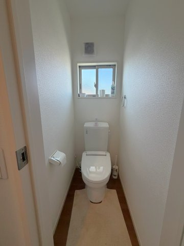 【中古戸建】伊勢崎市境栄のトイレ|■トイレ｜1階・2階にもトイレをご用意しております♪窓付きのトイレなので、常に換気もできるので綺麗を保てます♪