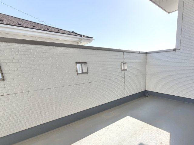 【中古戸建】伊勢崎市境栄のバルコニー|■バルコニー｜お布団がたくさん干せますね♪バルコニーから入る日差しは暖かく、爽快な朝の目覚めを促してくれます♪洗濯物やお布団を干して太陽の香りを吸い込んだお布団で夜はおやすみください。