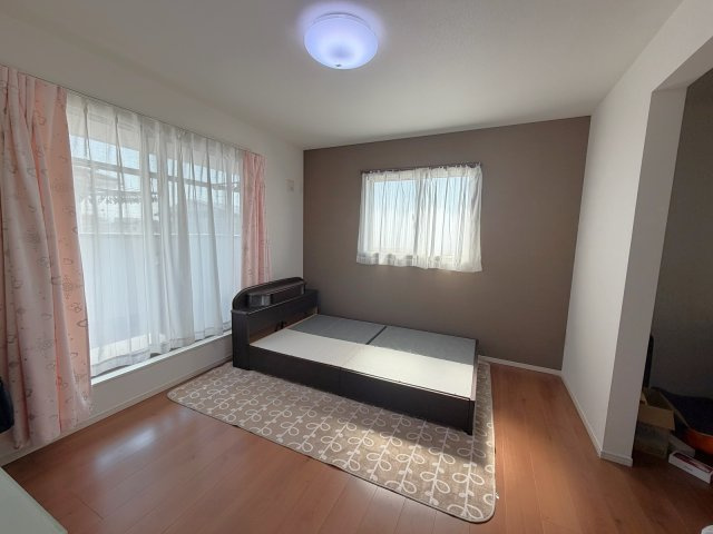 【中古戸建】伊勢崎市境栄の寝室|■主寝室｜寝室にはアクセントクロスをあしらい、ホテルのような落ち着いた空間を演出しました。南向きなので陽当りも良く、朝は爽やかな陽射しがお部屋を包みます☆