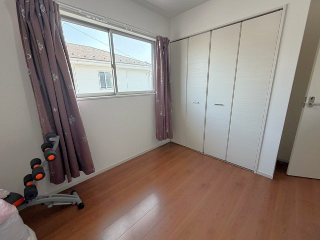 【中古戸建】伊勢崎市境栄の洋室|■2階洋室｜子供部屋のメリットは「自立心を養うことができる」「自分で整理整頓できるようになる」そして、お子様が成長した際には「プライバシーを確保できる」といい事だらけ♪